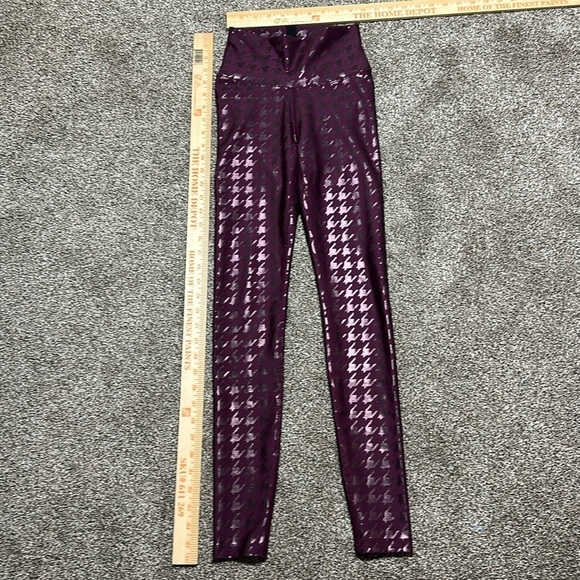 Peloton Pants - Peloton show up houndstooth XS leggings maroon shine shimmer. NWOT pristine.